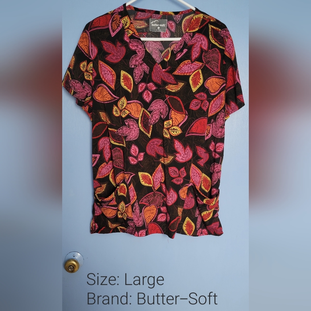 Butter-Soft Scrub top: Large/Black with Leaf pattern